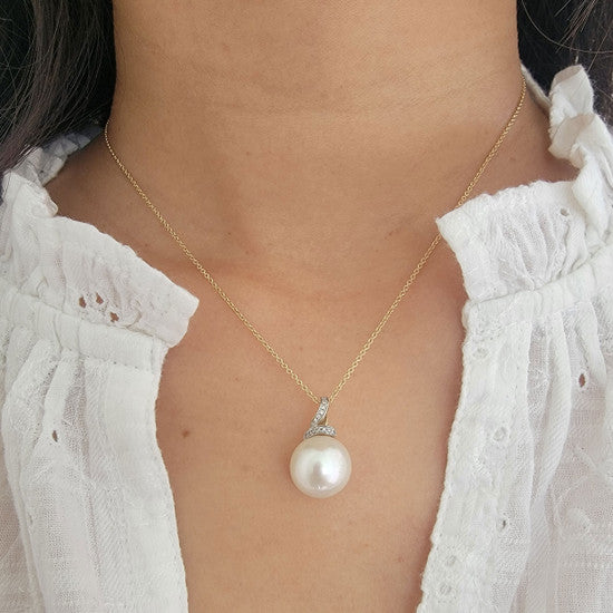Pearl Pendant Necklace Model